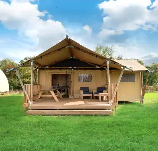 Luxury Safari Lodge: facade with the terrace and the picnic table