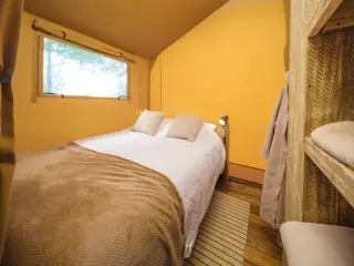 Wood Lodge Midi: bedroom with a double bed and a window