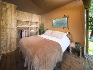Luxury Suite: bedroom with a double bed and an open closet