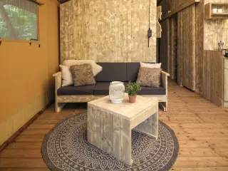Wood Lodge: living area with a sofa, a coffee table and a round rug