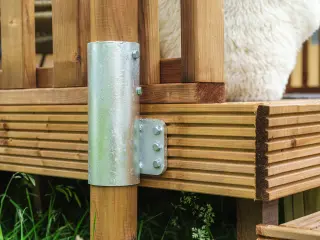 Wood Lodge Midi: detail of the galvanized fitting between post and deck