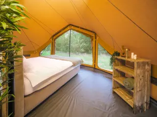 Billy-Joe Double Bell: bedroom with a double bed and the tent's windows