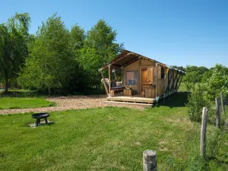 Wood Lodge Cozy: the tent seen from the side, among trees