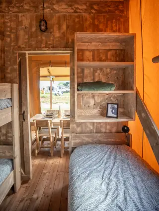 Glamping Lodge 35: single bed and a shelf by the hallway