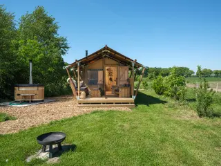 Wood Lodge Cozy: front view with the wooden hot tub and the fire pit