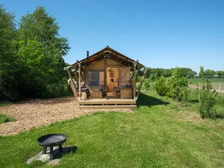 Wood Lodge Cozy: facade with the terrace and a fire pit in front