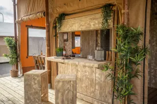 Glamping Lodge 35: bar with high stools and plants