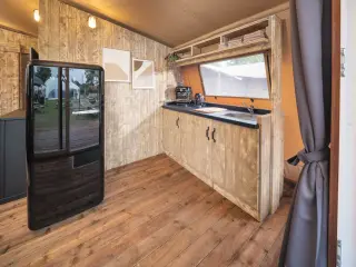 Nature Lodge: kitchen with a sink and a refrigerator