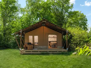 Wood Lodge: front view with the furnished terrace