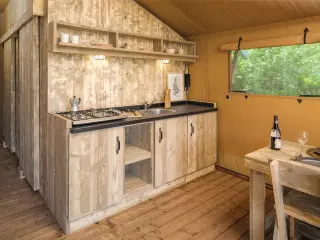 Wood Lodge: wooden kitchenette with a cooktop and a sink