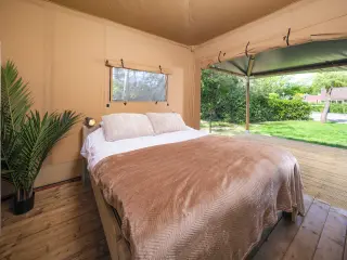 Luxury Suite: bedroom with a double bed next to the garden