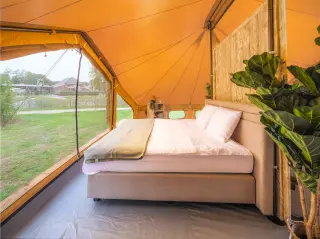 Billy-Joe Double Bell: double bed with a view outside