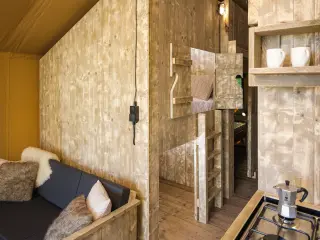Wood Lodge: corner with a sofa next to the kitchenette