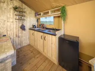Wood Lodge Cozy: wooden kitchenette with a mini fridge