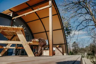 Arcade: picnic table under the curved roof of the terrace