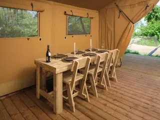 Wood Lodge: wooden dining area by the windows