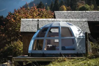 Panorama: 18 m² version, round and with large windows, on a deck next to a cabin