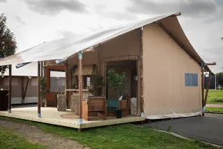 Glamping Lodge 35: side view with the roof covering the terrace