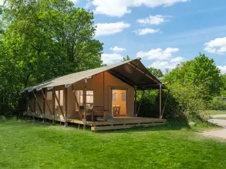 Wood Lodge: side view with the terrace under the eave