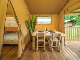 Wood Lodge Midi: wooden dining area with a view of the terrace