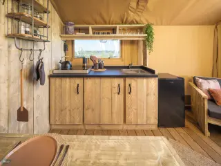 Wood Lodge Cozy: kitchenette with a sink, shelves and a mini fridge