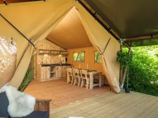 Wood Lodge: canvas front open to the dining area and the kitchenette