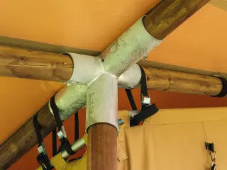 Wood Lodge Midi: detail of the ridge fitting with the roof straps