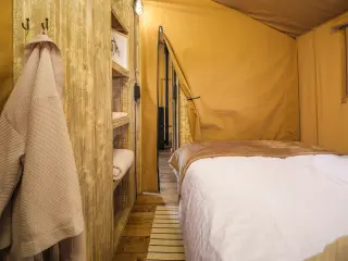Wood Lodge Midi: bedroom with a bed and shelves