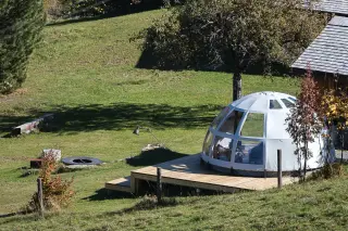 Panorama: 18 m² version on a deck, on a grassy hillside