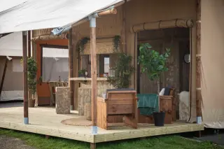 Glamping Lodge 35: terrace with an outdoor lounge under the canvas roof