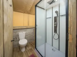 Wood Lodge Cozy: bathroom with a toilet and a shower