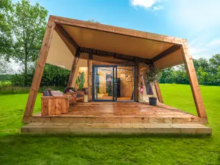 Nature Lodge: front with glass doors and a furnished terrace