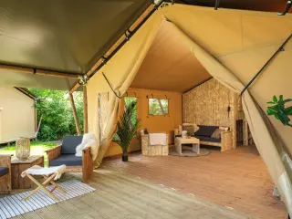 Wood Lodge: terrace with an outdoor lounge and the interior open