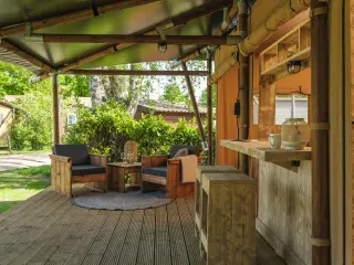 Luxury Suite: outdoor lounge under the roof, next to the kitchenette