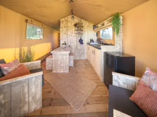 Wood Lodge Cozy: the interior lengthwise: living area, table and kitchenette