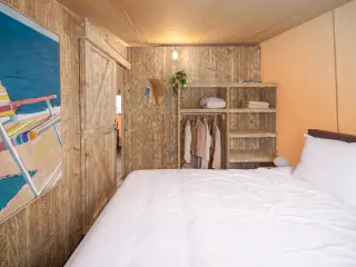 Nature Lodge: bedroom with a bed and an open closet