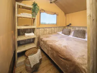 Wood Lodge Cozy: bedroom with a double bed and shelves