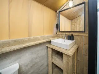Wood Lodge Cozy: bathroom with a washbasin and a mirror