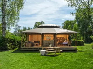 Luxury Suite: front view of the pavilion and its terrace
