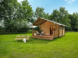 Wood Lodge Midi: glamping tent on the grass, with a terrace and a picnic table