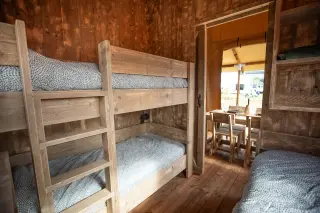 Glamping Lodge 35: wooden bunk beds next to the dining area