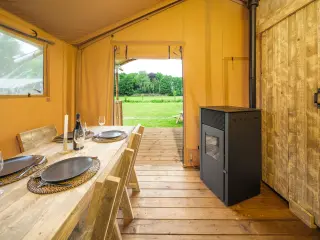 Wood Lodge Midi: dining table and stove by the entrance