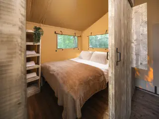 Wood Lodge: bedroom with a double bed and windows