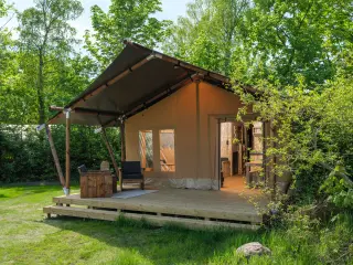 Wood Lodge: glamping tent with a wooden terrace, among the trees